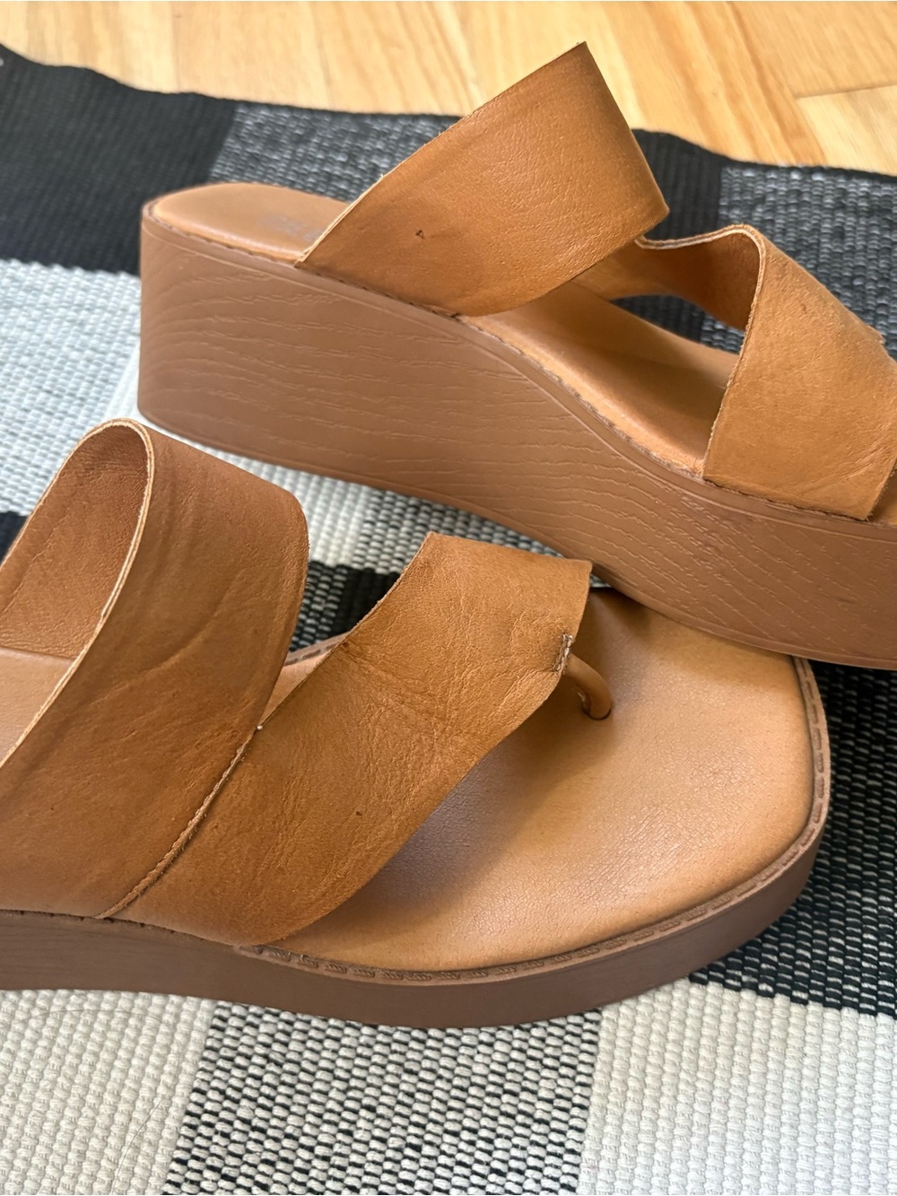 Anthropologie. Silent D Platform Toe-Loop Slide Sandals in Tan
